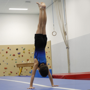 Jongensturnen handstand